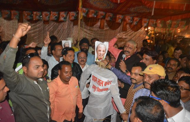 BJP burned an effigy of MLA Kanwar भाजपाइयों ने विधायक कंवर का पुतला फूंका