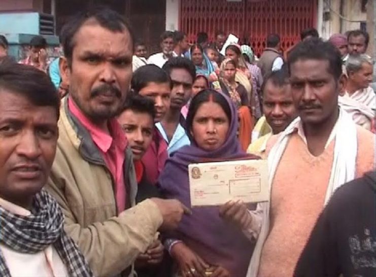 Cash crisis violence 4 कैश खत्म होने के बाद बवाल से दहशत में कर्मचारी, अंदर से बंद किया बैंक