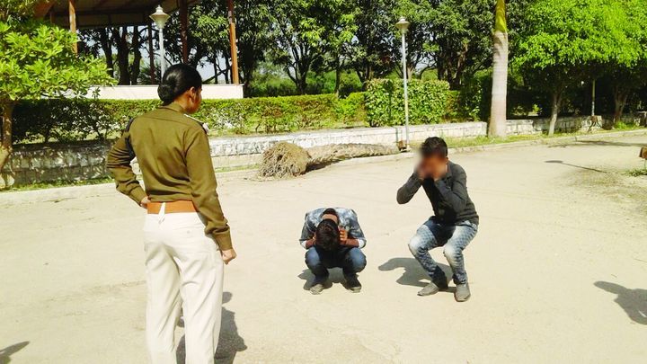 Mandsaur News युवक-युवतियों से पुलिस ने लगवाई उठक-बैठक