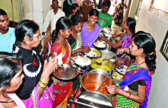 Some of shame, BJP women कुछ तो शर्म करो, मरीजों के आधे निवाले गटक रही भाजपा से जुड़ी महिलाएं