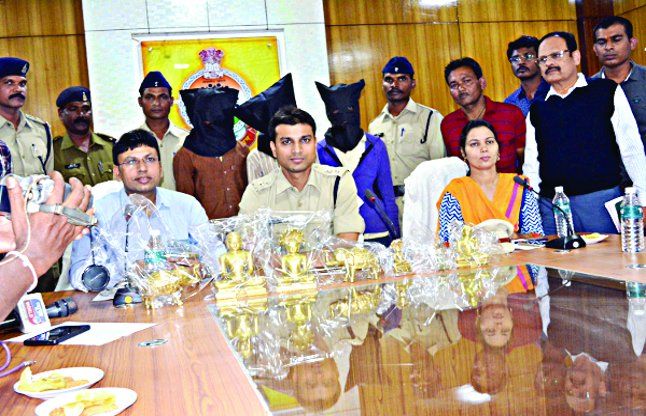 Brothers fled steal the idol of millions and caugh लाखों की मूर्ति चोरी कर भागे सगे भाइयों को पुलिस ने कर्नाटक में धर दबोचा