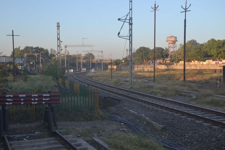 Ratlam News @Indian Railway- आठ सेक्शन, 33 खतरे के निशान, फिर भी तेज दौड़ रही ट्रेनें