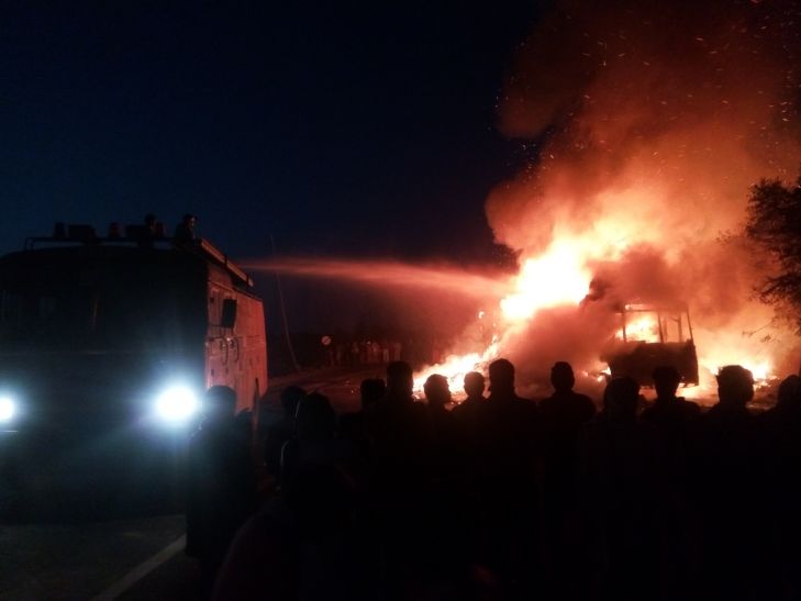 fire photo माचिस से भरे ट्रक में लगी आग, दो घंटे बंद रहा हाईवे