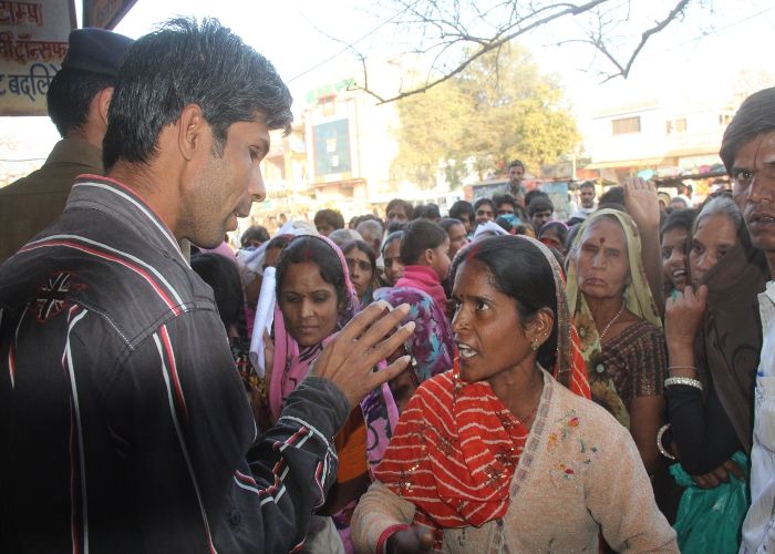 shivpuri बैंक में जनधन के खाते खुलवाने उमड़ी भीड़