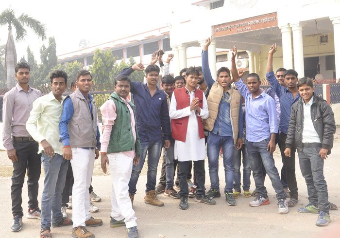 Saket PG Collage Faizabad सियासत का ककहरा सीख रहे छात्रनेता तोड़ रहे है कानून प्रशाशन मौन