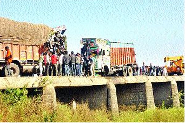 truck accident in shajapur on highway शाजापुर से 9 किमी दूर ट्रकों की भिड़ंत, हाईवे 12 घंटे जाम