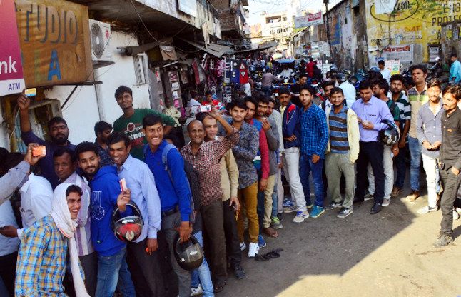 bank line noteban पत्नी बीमार, 3 दिन से लाइन में, नहीं मिले रुपए
