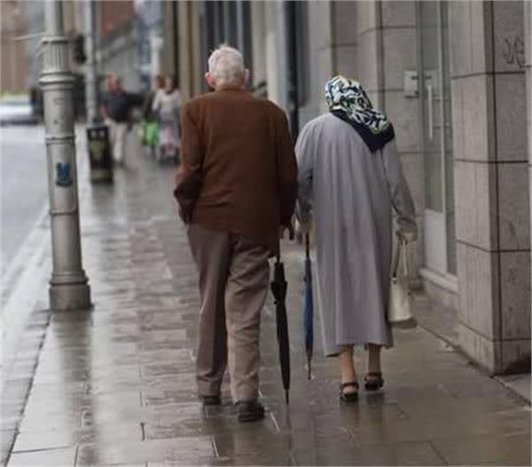 old person मां-बाप की दया ही आपको दिलायेगी घर, हाईकोर्ट के फैसले पर लखनऊ के लोगों की राय