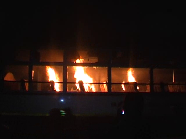 Burn BUS BIG BREAKING मस्जिद में घुसी बस, दंगाइयों ने पुलिस पर पथराव के बाद बस फूंकी