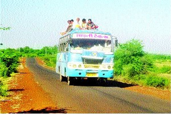 traffic disturbance in whole city सरकारी नियम ताक पर, हम तो बैठेंगे छत पर