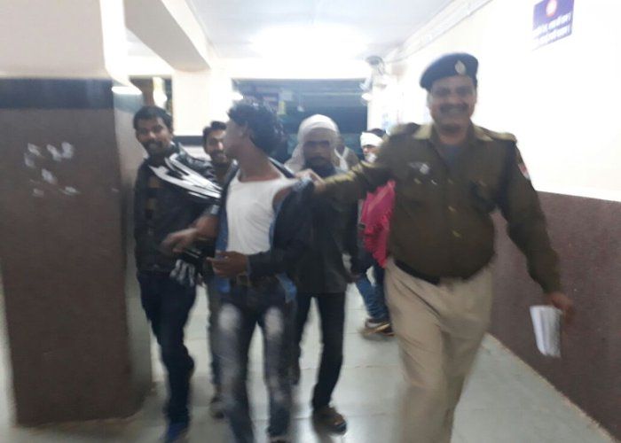chor ट्रेन में जेब साफ कर देता है ये जेबकट, पकड़ाया तो हुई पिटाई, देखिए वीडियो