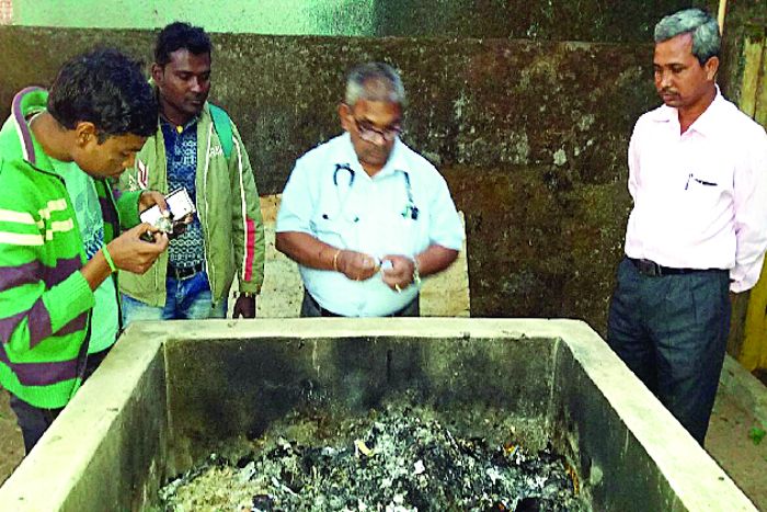 found cemetery of fetus झोलाछाप डॉक्टर के क्लिनिक के पीछे मिला 30 फिट गहरा भ्रूणों का कब्रगाह कुआं!
