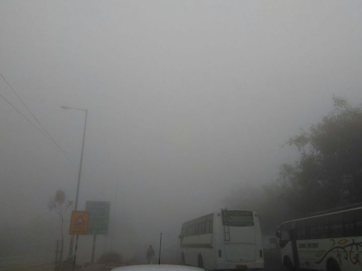 fog सीजन के पहले कोहरे ने लगाया दिल्ली-एनसीआर की रफ्तार पर ब्रेक, कुछ दिन ऐसा ही रहेगा मौसम