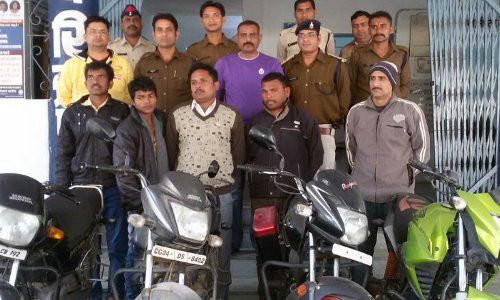 gamblers in custody मुखबिर को तैनात कर खेलाता था जुआ, 8 Km पैदल चले तब पकड़े गए 5 जुआरी