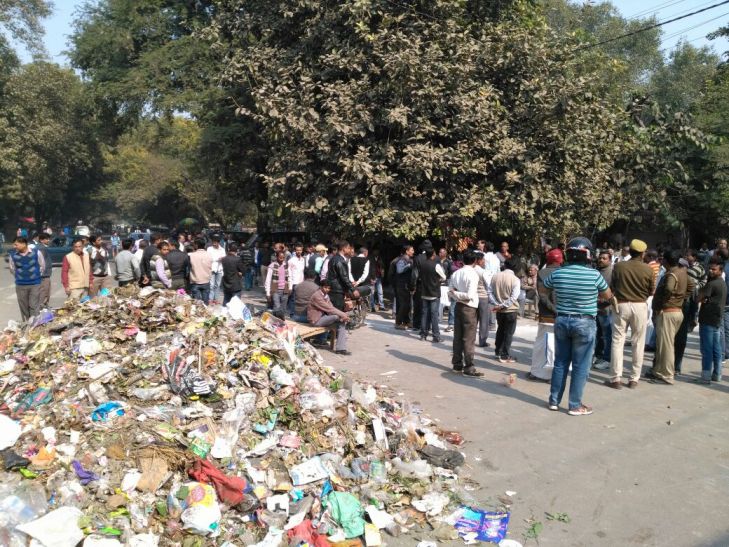 protest यूपी बोर्ड मुख्यालय के सामने नगर निगम फेंक रहा कूड़ा, विरोध में शिक्षकों ने की हड़ताल