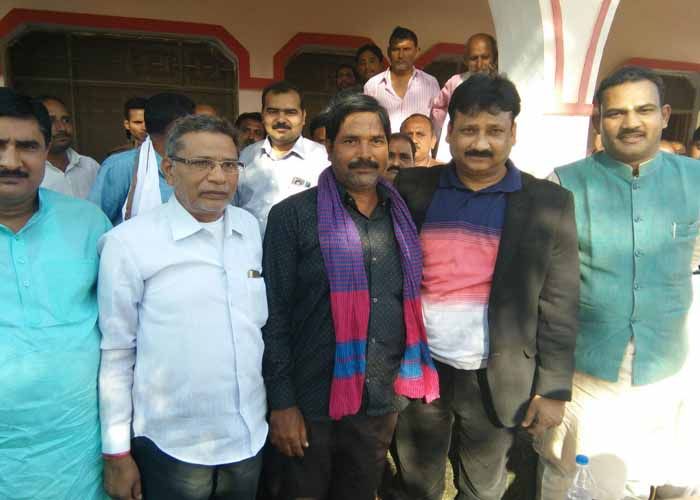 jhansi सपा विधायक से की गौशाला निर्माण की मांग, जमीनी खोज शुरू