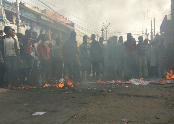 aligarh jam Breaking बैंकों में कैश खत्म, पब्लिक गुस्से में, पूरा शहर जाम, मोदी के पुतले फूंके