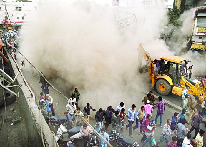 nnj4 ताश के महल की तरह गिरी बिल्डिंग, नाले पर 20 साल से था कब्जा, देखिए वीडियो