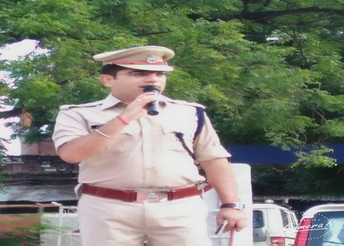 sp navneet bhaseen SP का ट्रांसफर रुकवाने सड़क पर उतरे STUDENTS, लोगों का कहना एसपी भसीन हैं BEST