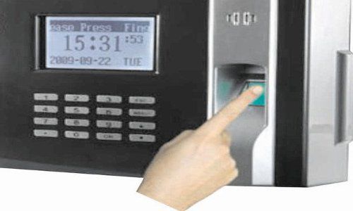 Biometric machine किस काम की Biometric! बिना अंगूठा दबाए ही Teacher ले रहे पूरे महीने का वेतन