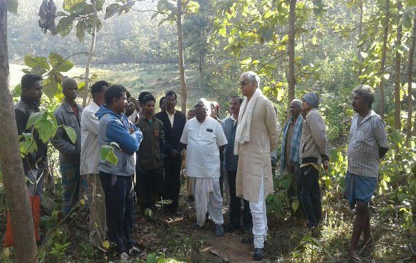 TS Singhdeo in forest यहां के Jungle पर कब्जा करने ग्रामीणों में विवाद, सुलझाने पहुंचे 'नेता प्रतिपक्ष'