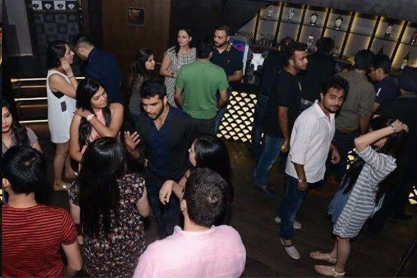 indore Police Raid on Hukka Lounge and pub in indo पब में आधी रात तक थे कपल, अफसर पहुंचे तो मुंह चुराते हुए भागते नजर आए