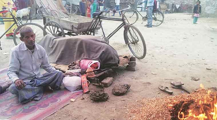 labour death अंतिम संस्कार के लिए पैसे नहीं थे तो पत्नी की लाश लेकर सड़क पर बैठा पति