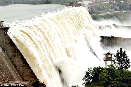 Sardar Sarovar dam project अधिकारियों को बचा कर क्रेता-विके्रता व विस्थापितों को फंसाने में लगी सरकार