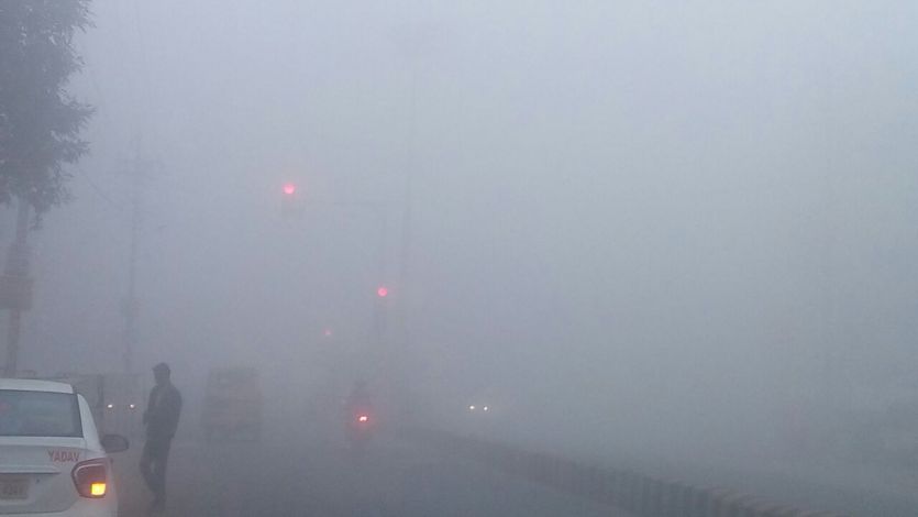 fog in city घने कोहरे के कारण 70 ट्रेनें लेट, सड़क हादसे में तीन की मौत