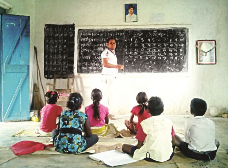 school teacher छुट्टी के दिन भी शिक्षक लगा रहा क्लास