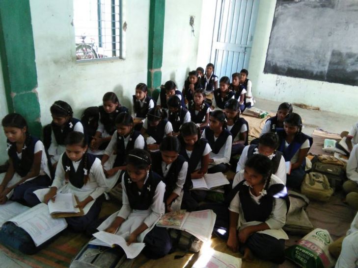 seoni बिना शिक्षक के हो रही पढ़ाई