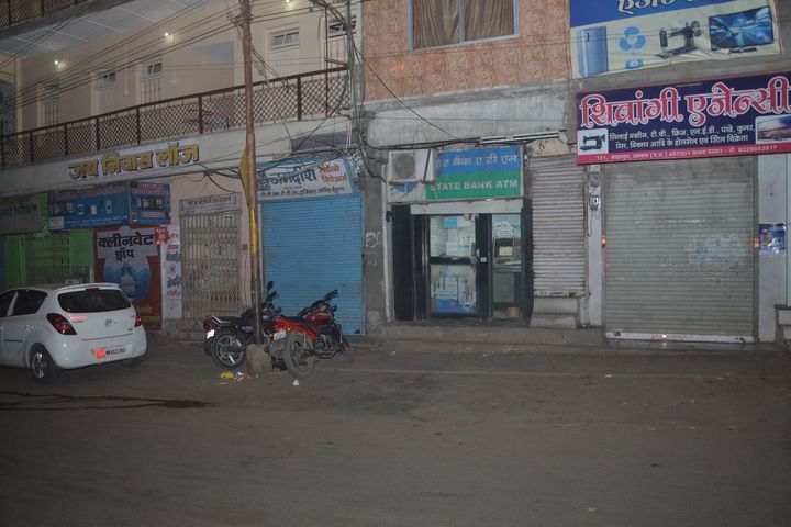 Ratlam News @LIVE- देर रात बैंक और एटीएम सुरक्षा की खुली पोल, सुरक्षाकर्मी कहीं नहीं दिखे