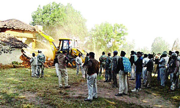 sidhi news प्रशासन ने नहीं सुनी दलील, बहेरवार के 39 परिवारों के घरौंदे पर चलाया जेसीबी