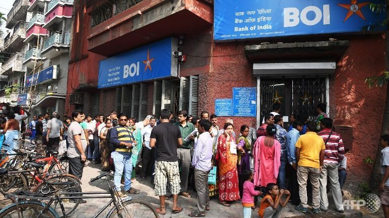 long queue भोपाल के बैंकों में कैश पड़ गया कम, ATM हुए खाली, हजारों लोग लाइन में लगे