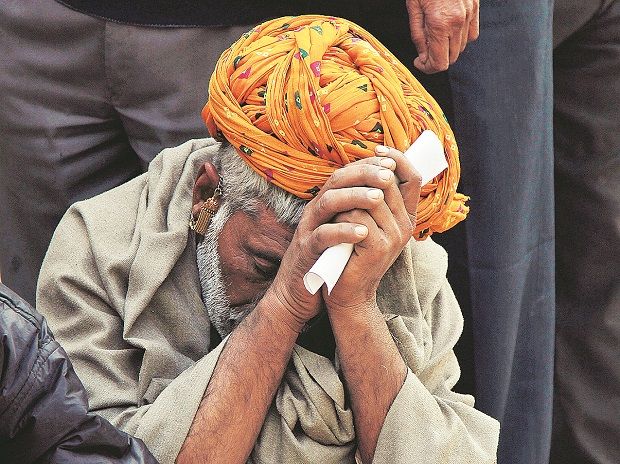 old man आठ दिन से बैंक की लाइन में लगे बुजुर्ग ने जब रोते हुए कहा- नहीं मिले पैसे...