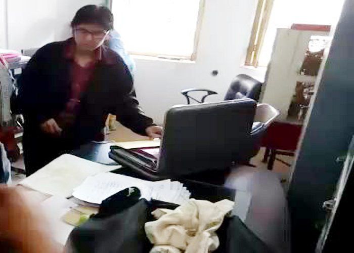 mdm task manager minal tripathi मिड-डे-मिल TASK MANAGER ने नैपकिन पर ली रिश्वत, चालाकी तो दिखाई लेकिन पकड़ी गई