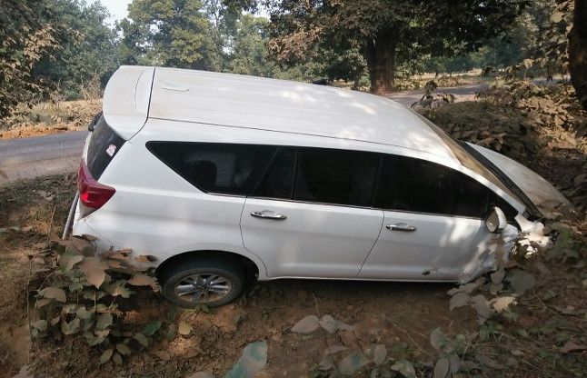 Jashpur collector car crash जशपुर कलक्टर प्रियंका शुक्ला बाल-बाल बचीं, गड्ढे में जा गिरी बेकाबू कार