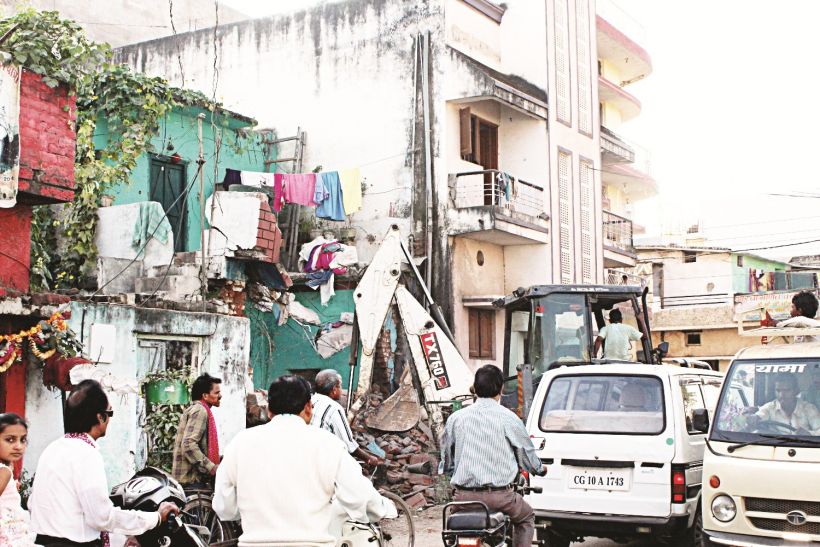 encrohment मालिकाना हक की लड़ाई, माली ने मकान पर चलवा दिया बुलडोजर