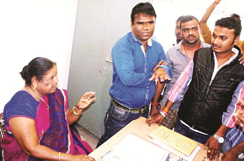 school प्राचार्य की समझाइश पर भड़के छात्रों ने किया कॉलेज में विरोध प्रदर्शन