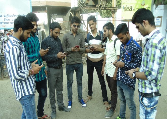 gwalior कैशलेस ट्रांजेक्शन की ओर बढ़ रहा यूथ
