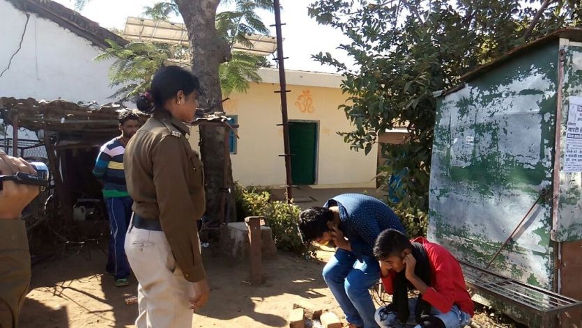 patrika मजनुओं को लगवाई उठक बैठक