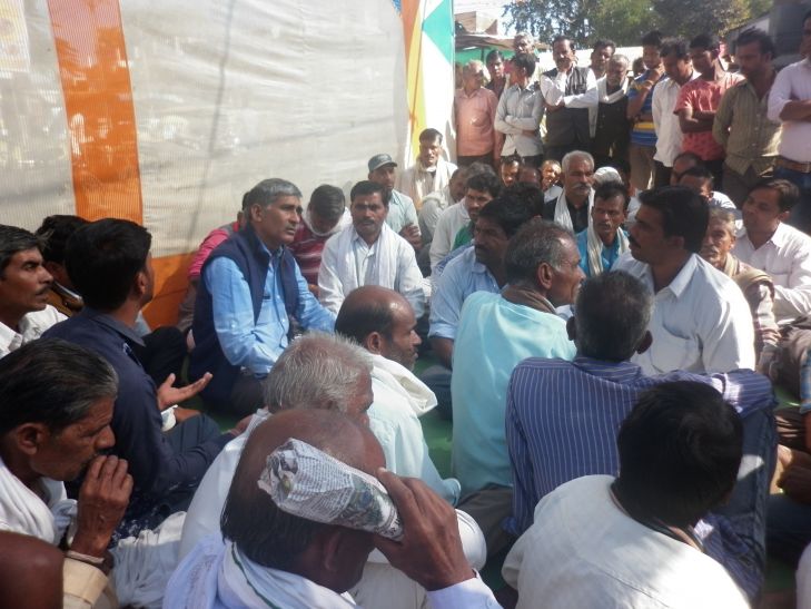 patrika किसानों ने कहा आश्वासन नही पानी चाहिए