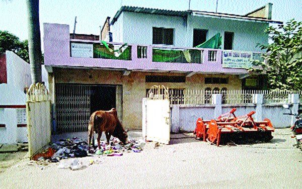 rewa news सफाईकर्मी को पीटा तो दरवाजे पर फेंक गया कचरा
