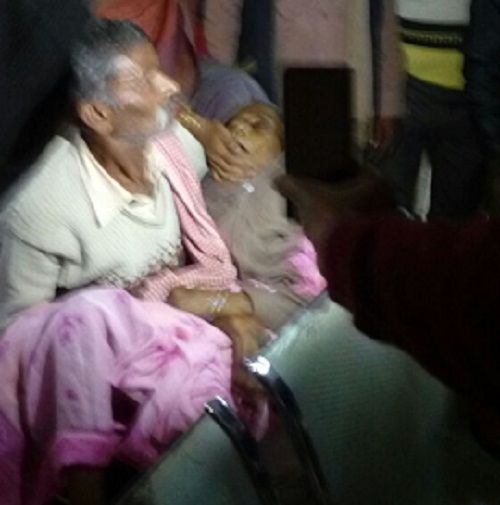 death from noteban प्रतापगढ़ में पैसे निकालने के लिए लाइन में लगी बुजुर्ग महिला की मौत, हंगामा के बाद बैंककर्मी फरार
