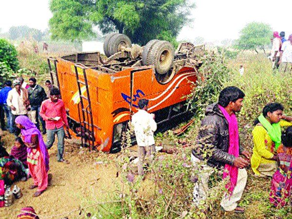 singrauli news बड़ा हादसा: तेज रफ्तार बस पलटी, तीन दर्जन घायल