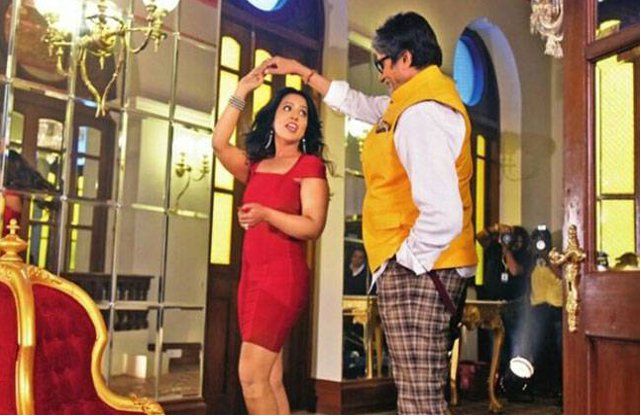 Amitabh bachchan devendra fadanvis wife photo देवेंद्र फड़नवीस की पत्नी और अमिताभ बच्चन की इस तस्वीर पर मचा हंगामा