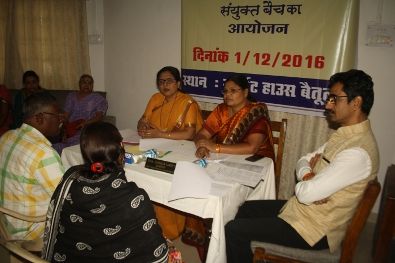 The commission hearing. 33 प्रकरणों पर महिला आयोग ने की सुनवाई
