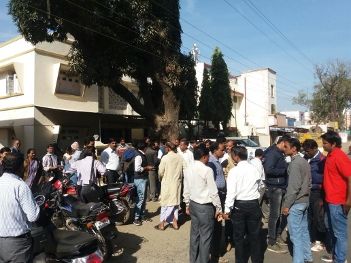 MLA's residence and rushed to tell my anguish. कलेक्टर के खिलाफ लामबंद कर्मचारी मोर्चा