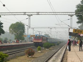 Delayed trains coming from Delhi to reach the stat कोहरे की वजह से धीमी हुई ट्रेनों की रफ्तार