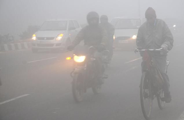FOG DELHI-NCR दिल्ली-NCR समेत उत्तर भारत में घना कोहरा, 50 ट्रेन लेट;विमान सेवा बाधित
